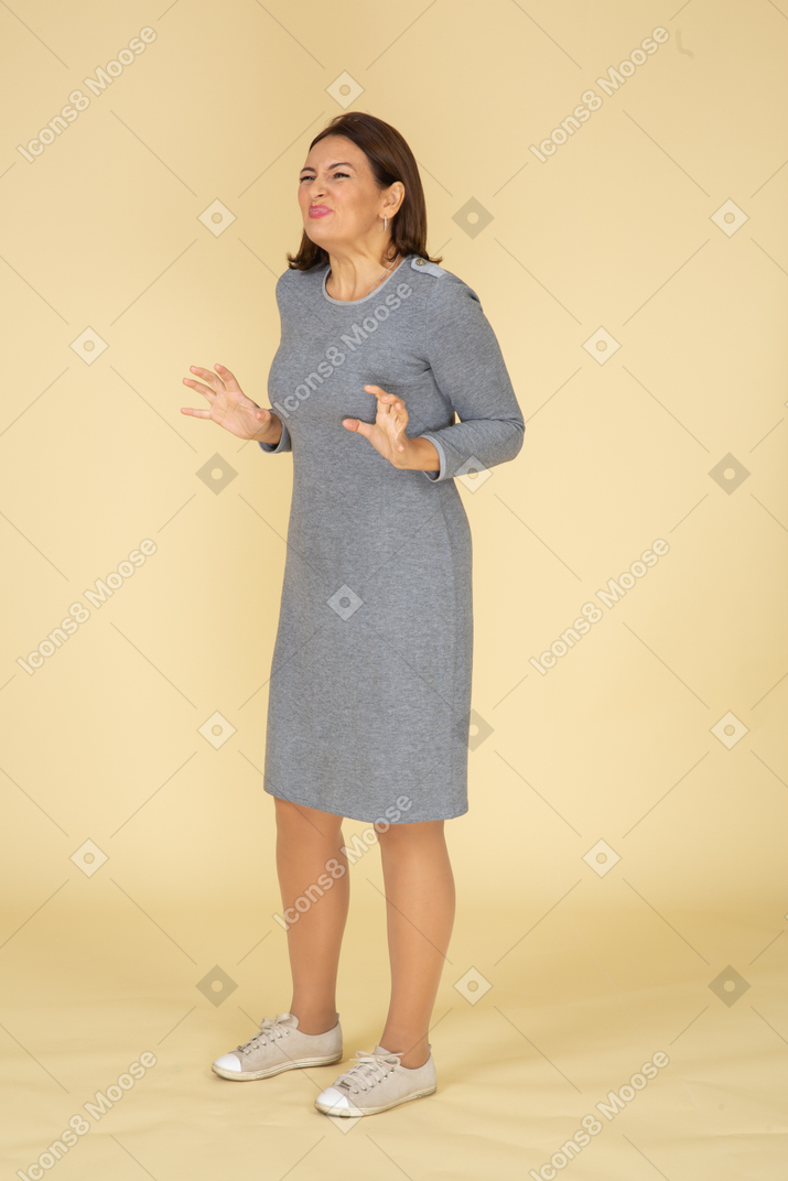 몸짓으로 회색 드레스를 입은 여성의 옆모습