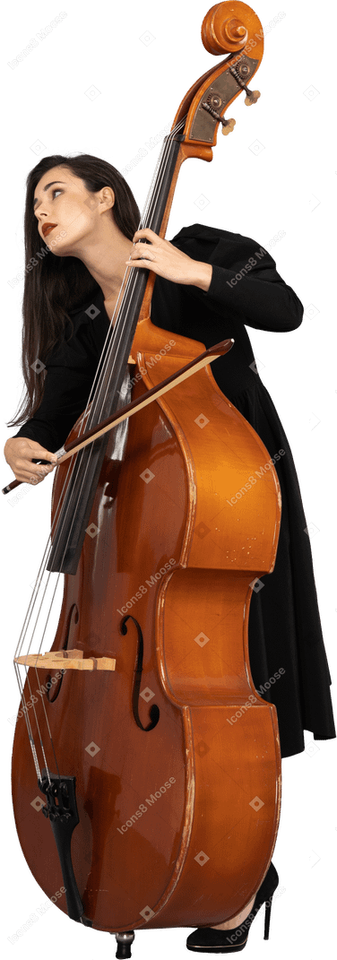Dreiviertelansicht einer jungen frau im schwarzen kleid, die den kontrabass mit einer schleife spielt