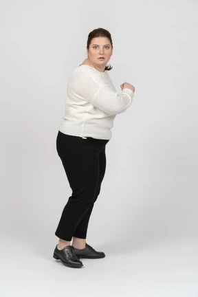 Mujer de talla grande asustada en ropa casual mirando a la cámara