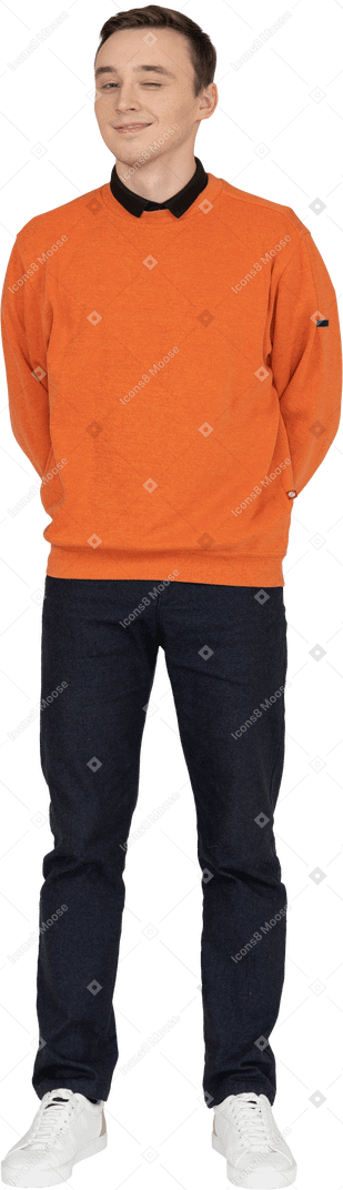 Jeune homme en sweat-shirt orange debout