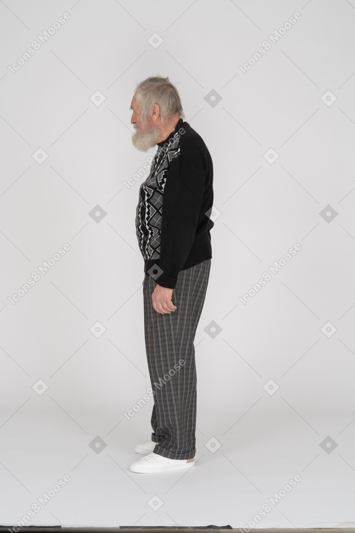 Vista lateral del anciano de pie en posición vertical