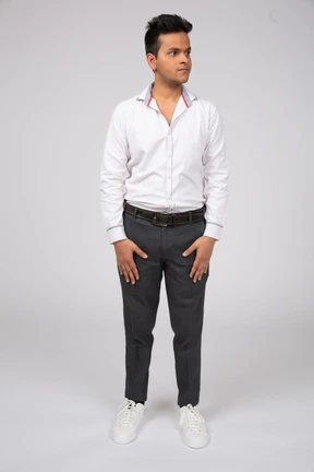 Uomo in camicia bianca in piedi