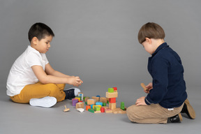 Niños dibujando y coloreando dibujos