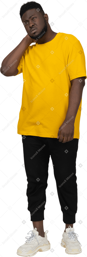 Vista frontale di un uomo dalla pelle scura in maglietta gialla che si tocca il collo
