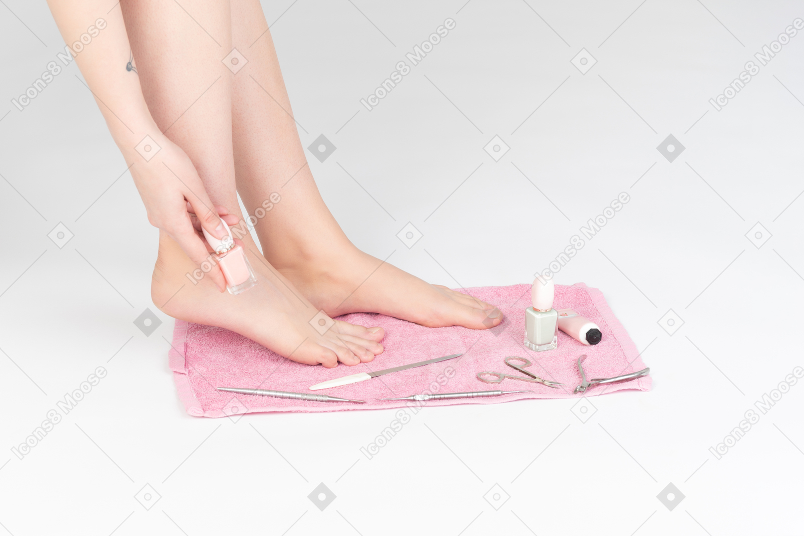 女性の足とクリームを適用する女性のショット
