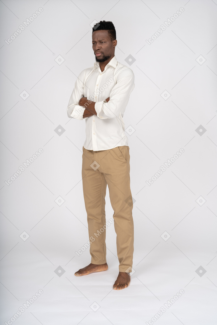 Hombre con camisa blanca de pie