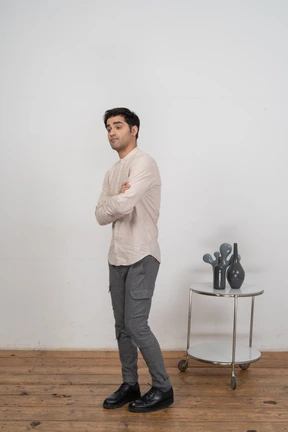 Hombre con camisa parado frente a la cámara