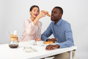 Come mangiare un croissant ordinatamente?