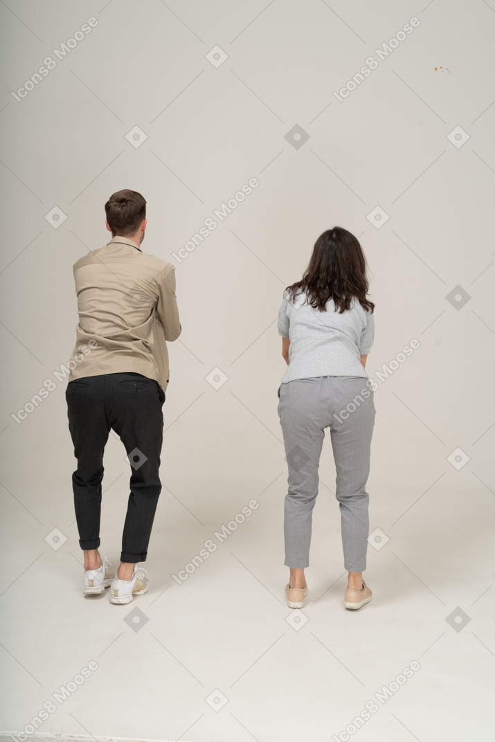Vista traseira do jovem casal dançando