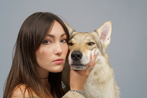 Close-up de uma dona com seu cachorro olhando para a câmera