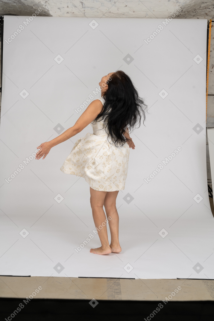 Mujer en hermoso vestido saltando