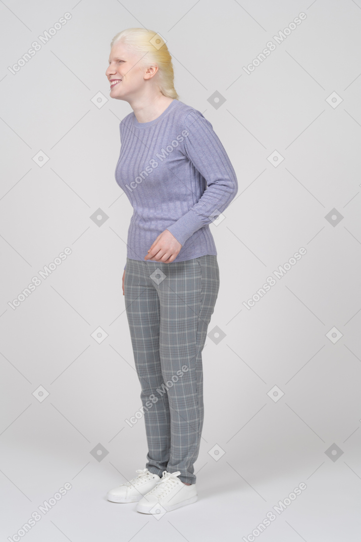 Vista frontal de uma mulher rindo em roupas casuais