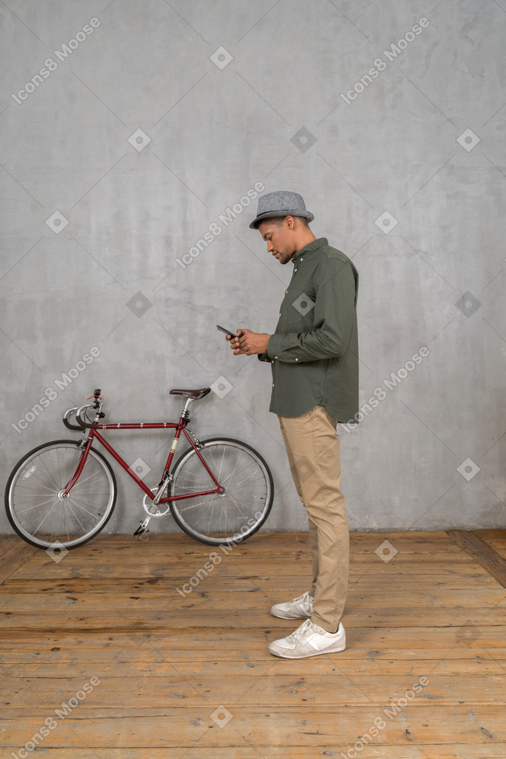 Homme utilisant un smartphone
