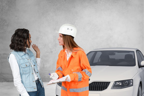 Dos mujeres jóvenes en un estacionamiento subterráneo