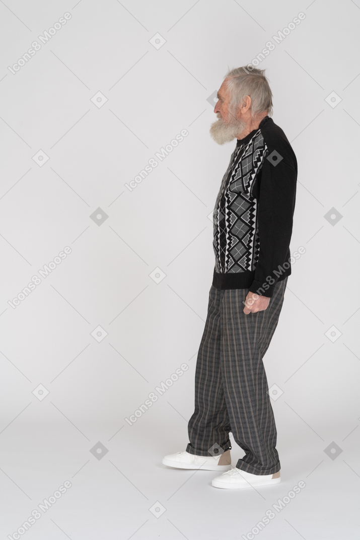 Vista de perfil de um homem sênior em roupas casuais
