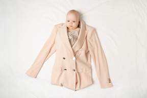 Baby in der jacke und in der bluse des erwachsenen