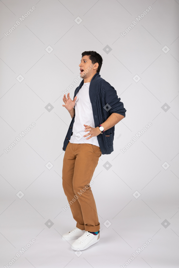 Mann in freizeitkleidung stehend