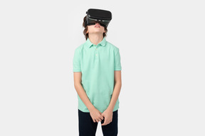 Garçon dans un casque de réalité virtuelle levant les yeux