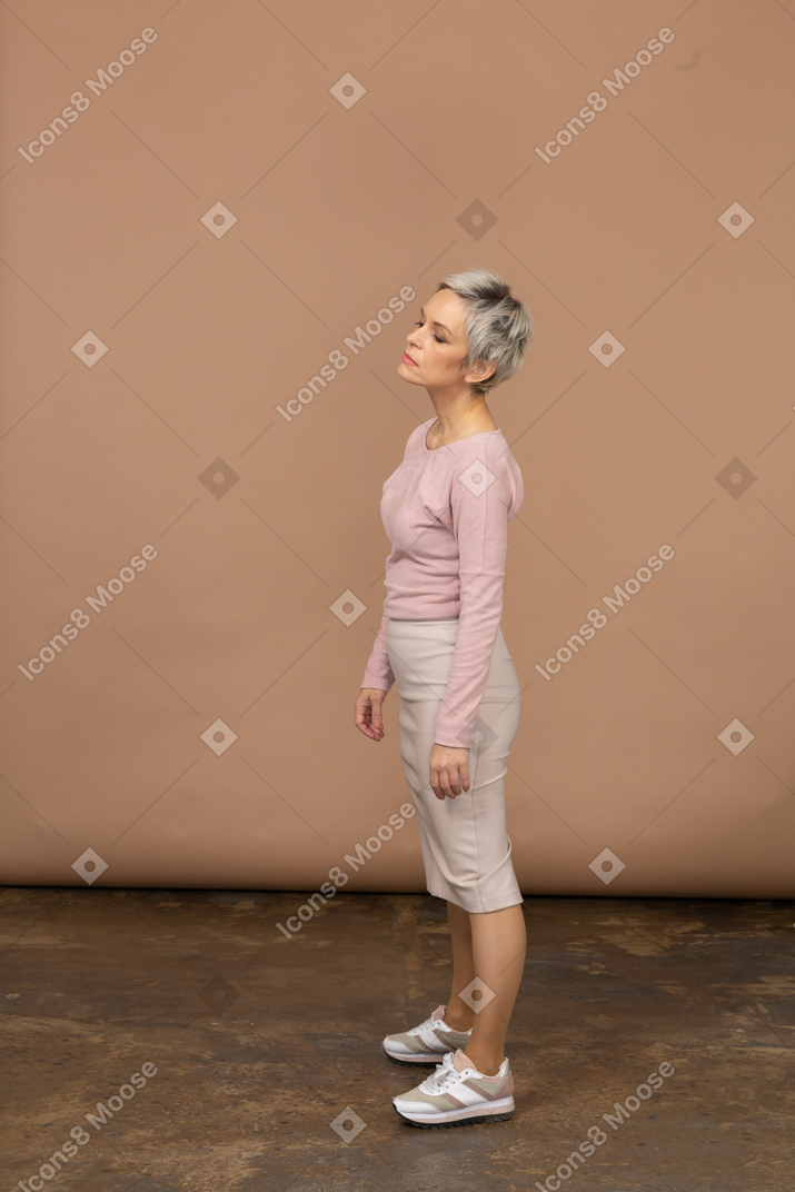 Vista lateral de uma mulher chateada com roupas casuais