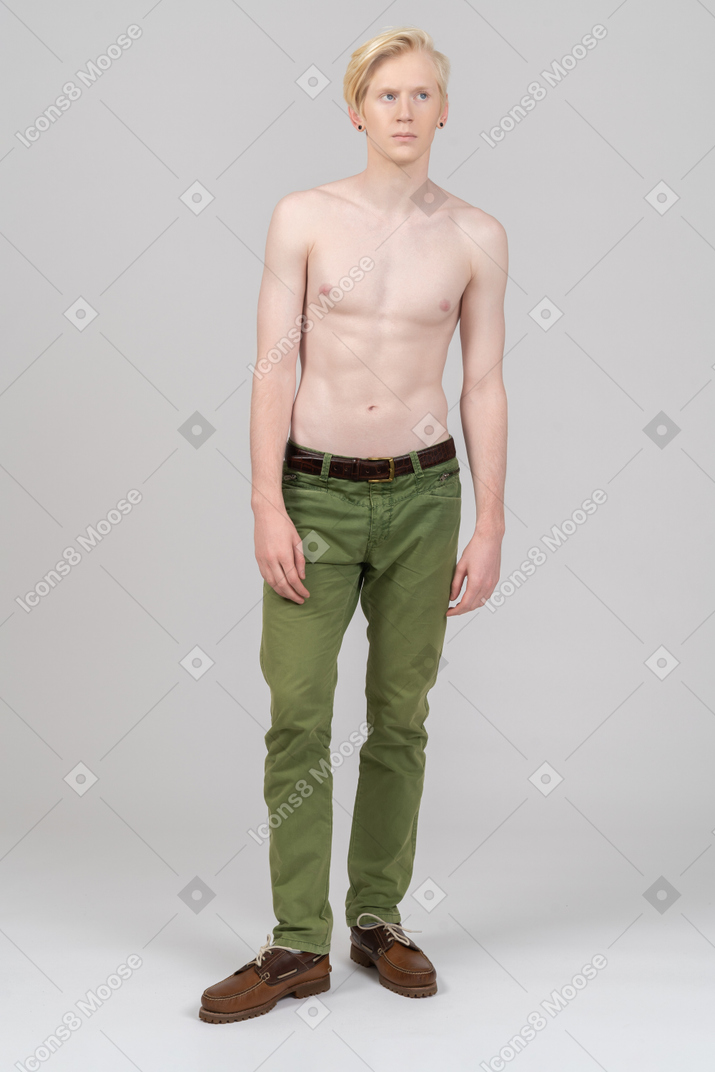 上半身裸の若い男