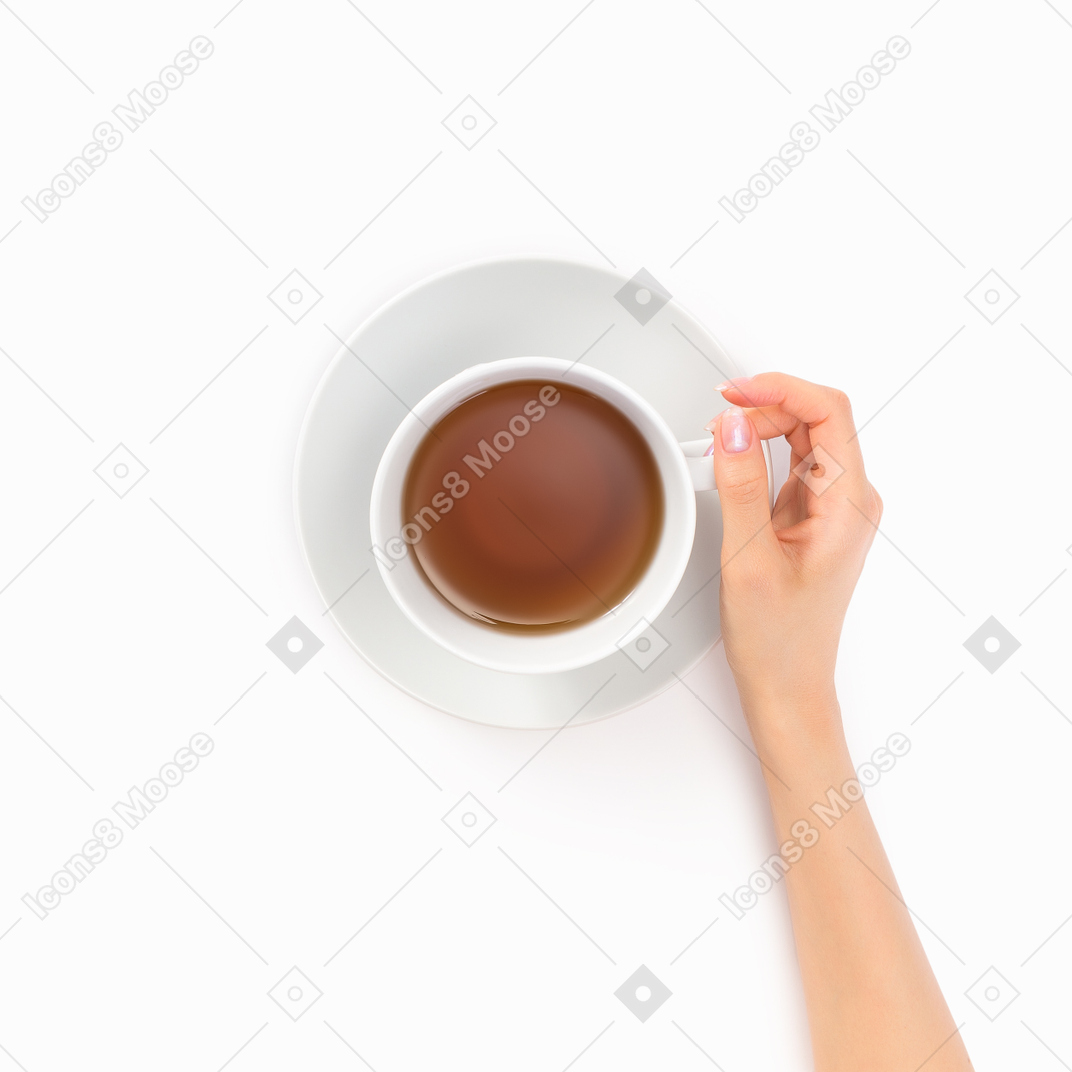 Godendo questa tazza di tè caldo