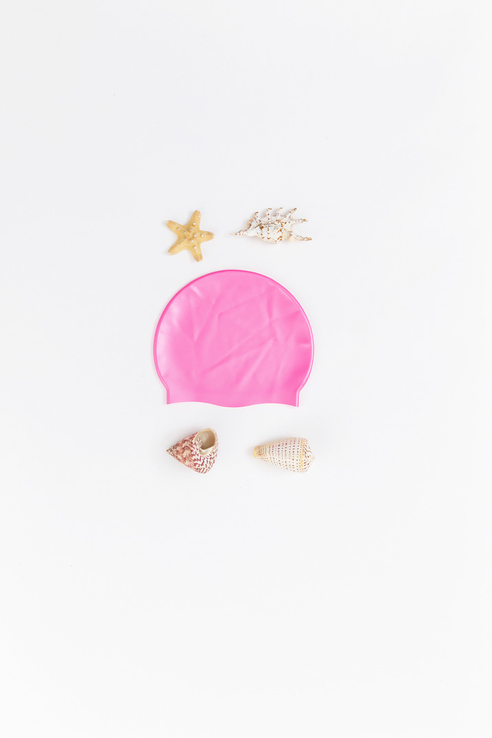 Face imitation made of shells and pink swimming cap