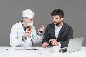 Arzt, der tabletten gibt