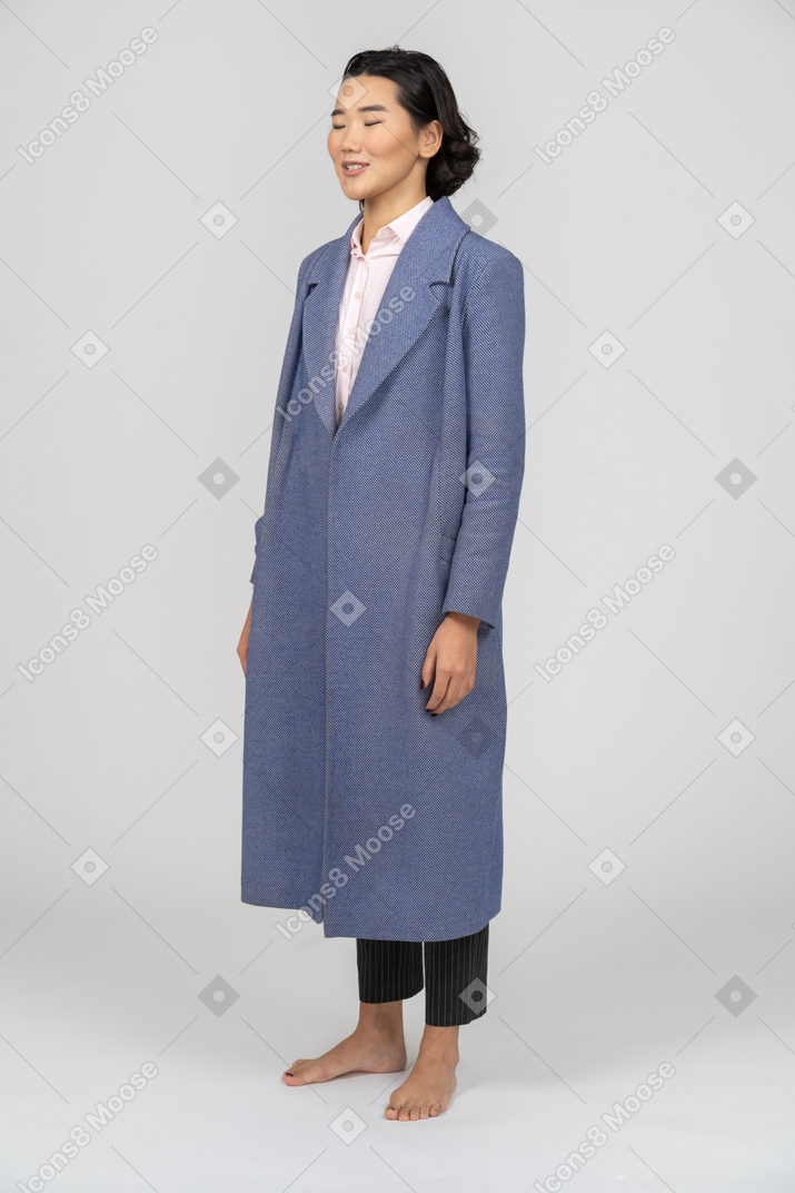 Mulher de casaco azul com os olhos fechados