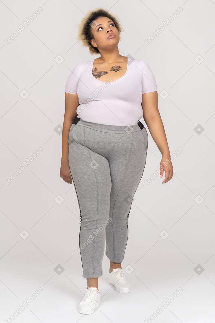 胖胖的非洲裔美国老妇走路和向上看