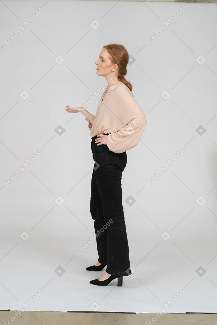Mulher em uma blusa linda em pé