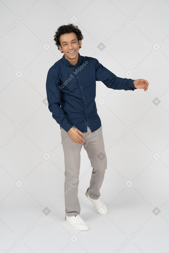 Vista frontal de um homem feliz em roupas casuais, olhando para a câmera
