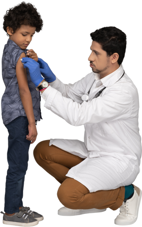 予防接種後の医者と少年
