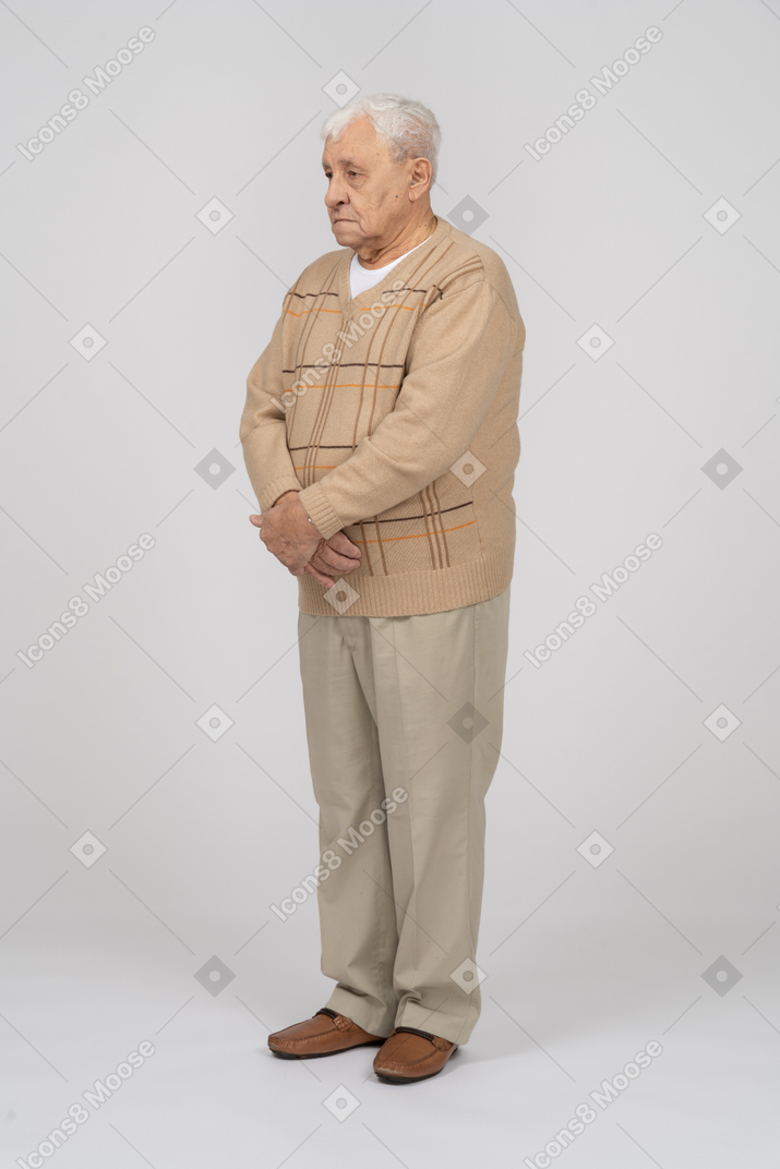 一位穿着休闲服的老人静止不动的正面图