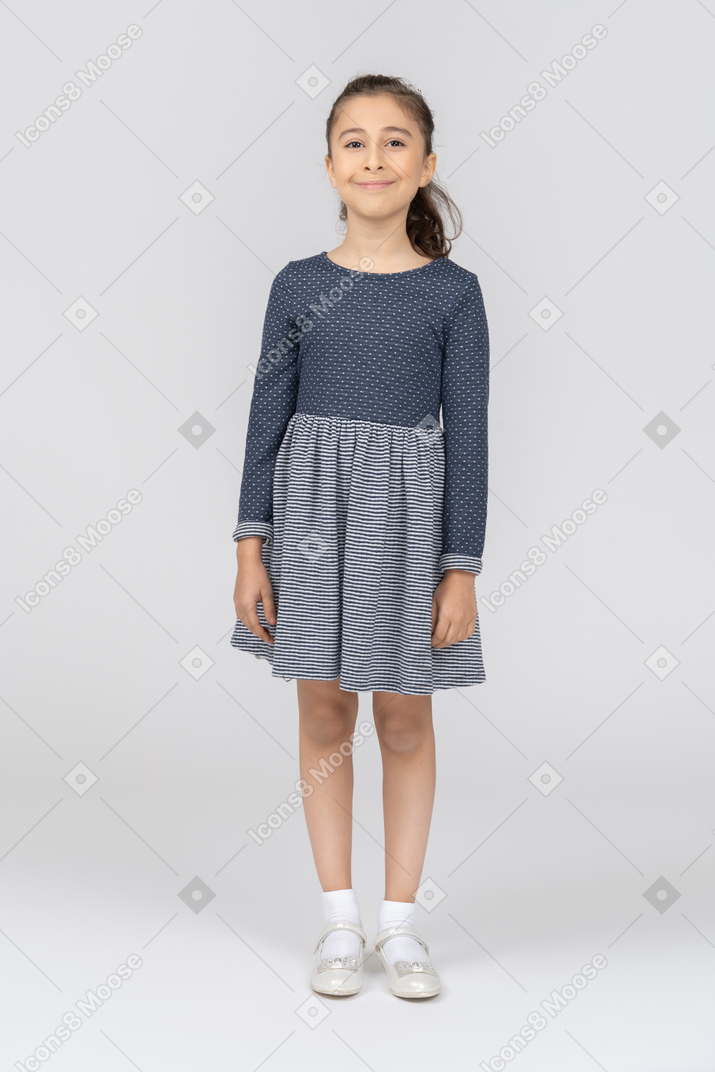 Vista frontal de una niña sonriendo alegremente
