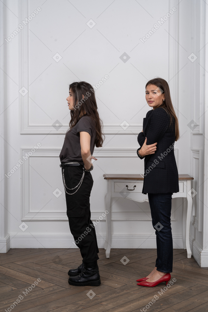 Dos mujeres jóvenes de pie