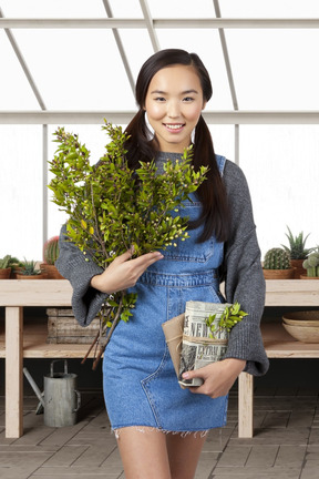 Mulher segurando uma planta