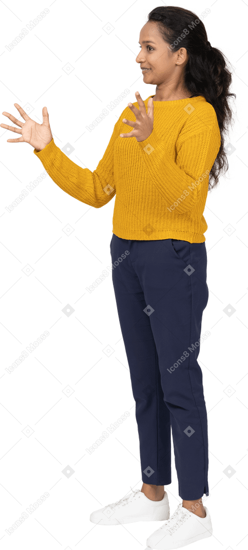 Vista frontal de uma garota feliz em roupas casuais mostrando o tamanho de algo
