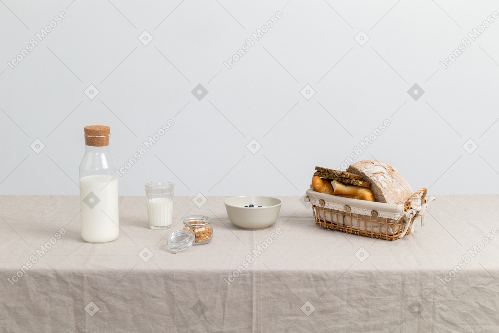 Bottiglia di latte, bicchiere di latte e pane