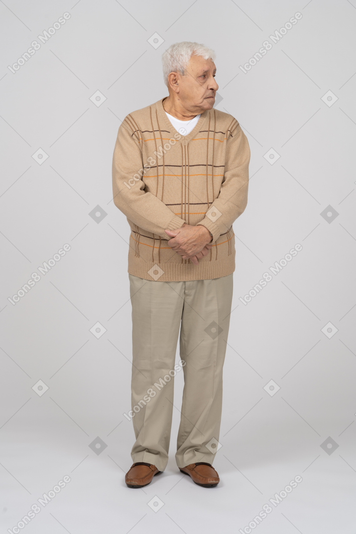 Vorderansicht eines alten mannes in freizeitkleidung, der beiseite schaut