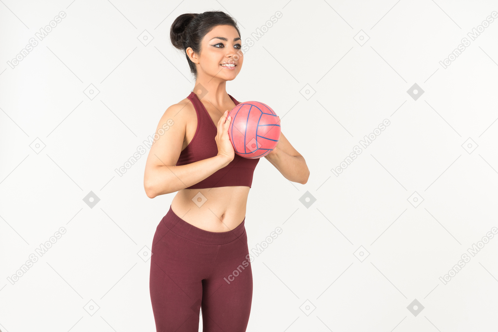 Sporstwear에 젊은 인도 여자는 공을 던질 것입니다