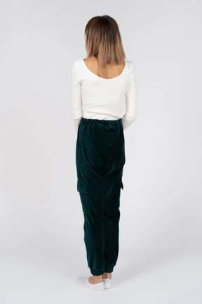 Donna in abiti casual in piedi