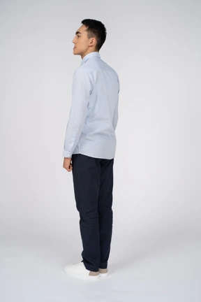 Uomo in abiti casual in piedi