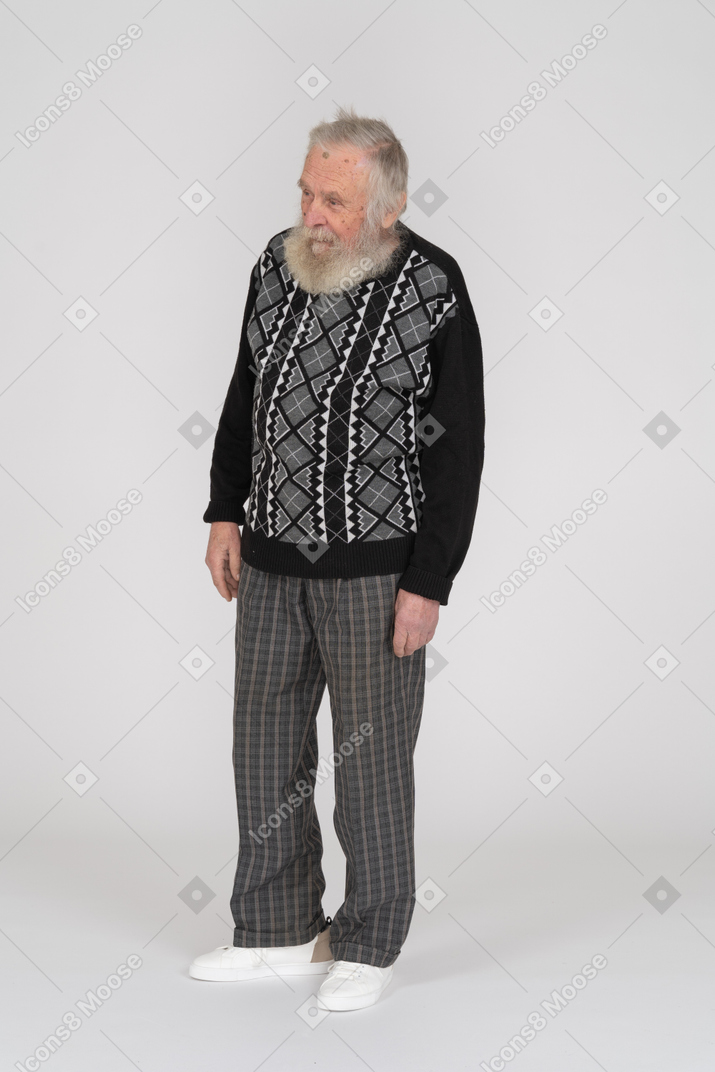 Sorridente uomo anziano in piedi