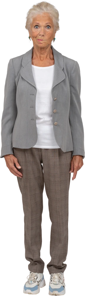 Vista frontal de una dama onl en chaqueta gris haciendo muecas