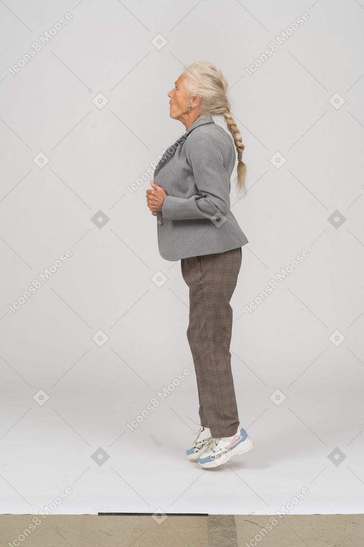 スーツジャンプの老婦人の側面図