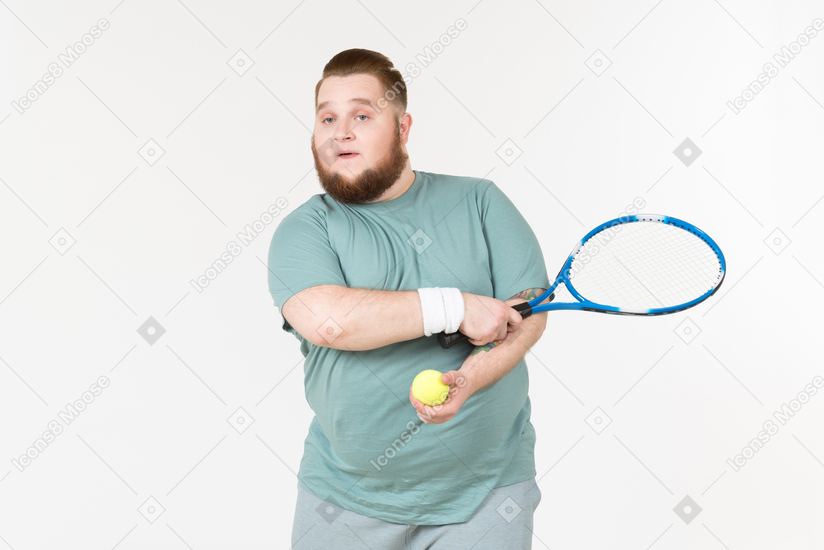 Großer kerl in der sportkleidung, die tennisschläger und tennisball hält