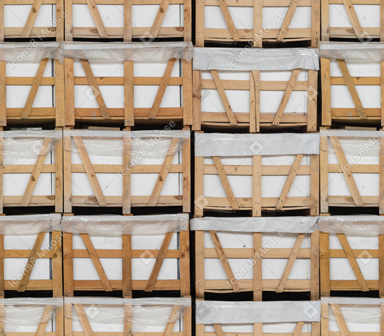 Briques blanches stockées dans des bacs en bois