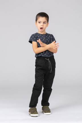 Vista frontal de un chico lindo en ropa casual bostezando y mostrando gesto de parada