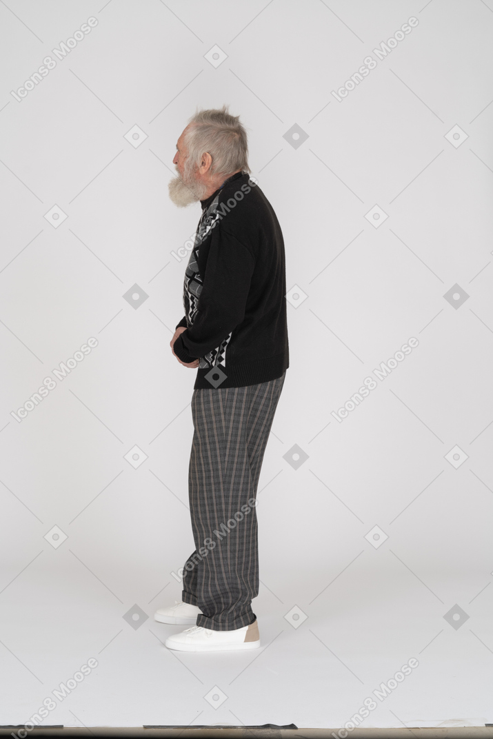 Vista laterale di un uomo anziano