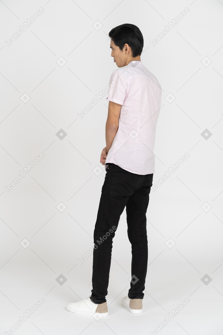Mann in freizeitkleidung stehend